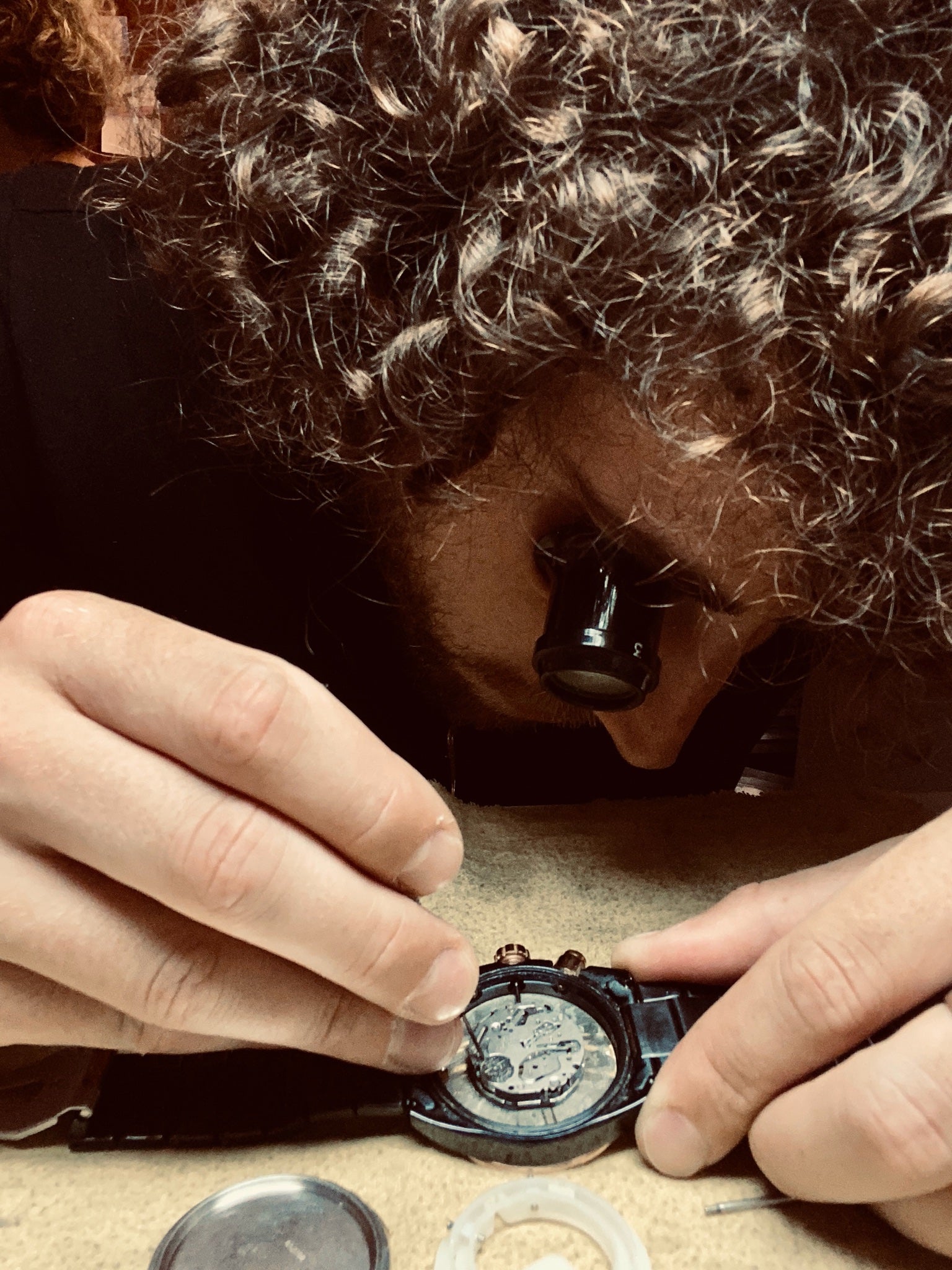 Leonardo alle prese con una riparazione di un orologi al quarzo