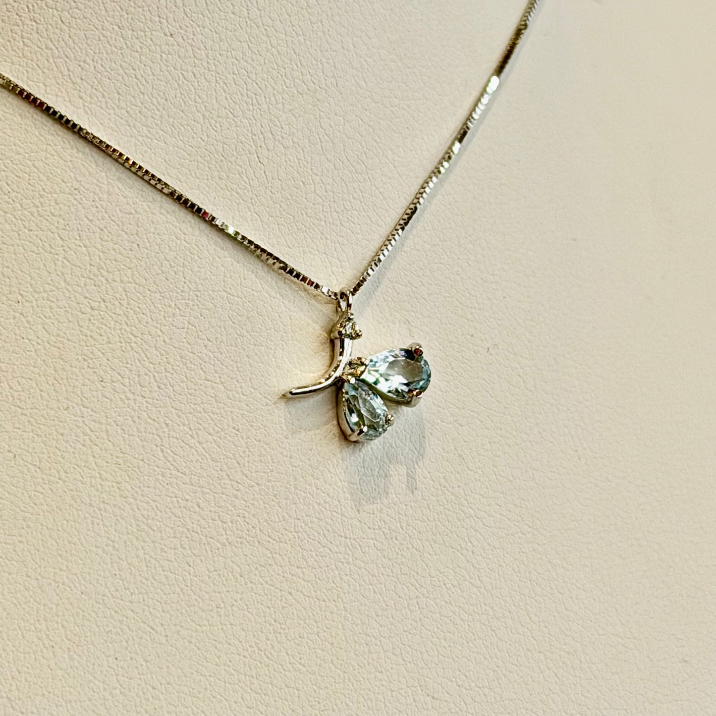 Girocollo in Oro Bianco 18kt con Pendente Farfalla in Topazio Azzurro e Zirconi