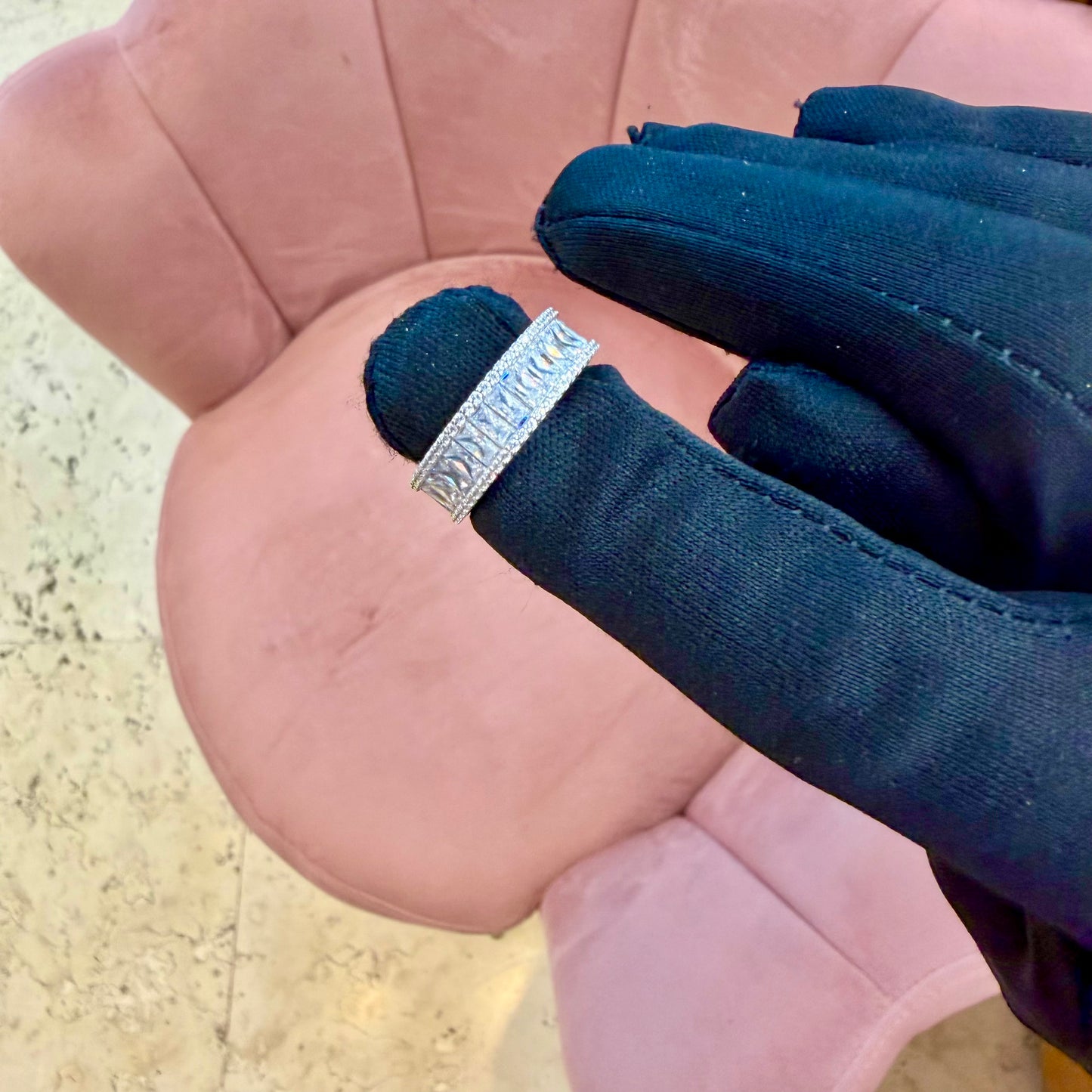 Anello Fascia in Oro Bianco 18kt con Zirconi Taglio Baguette e Pavé