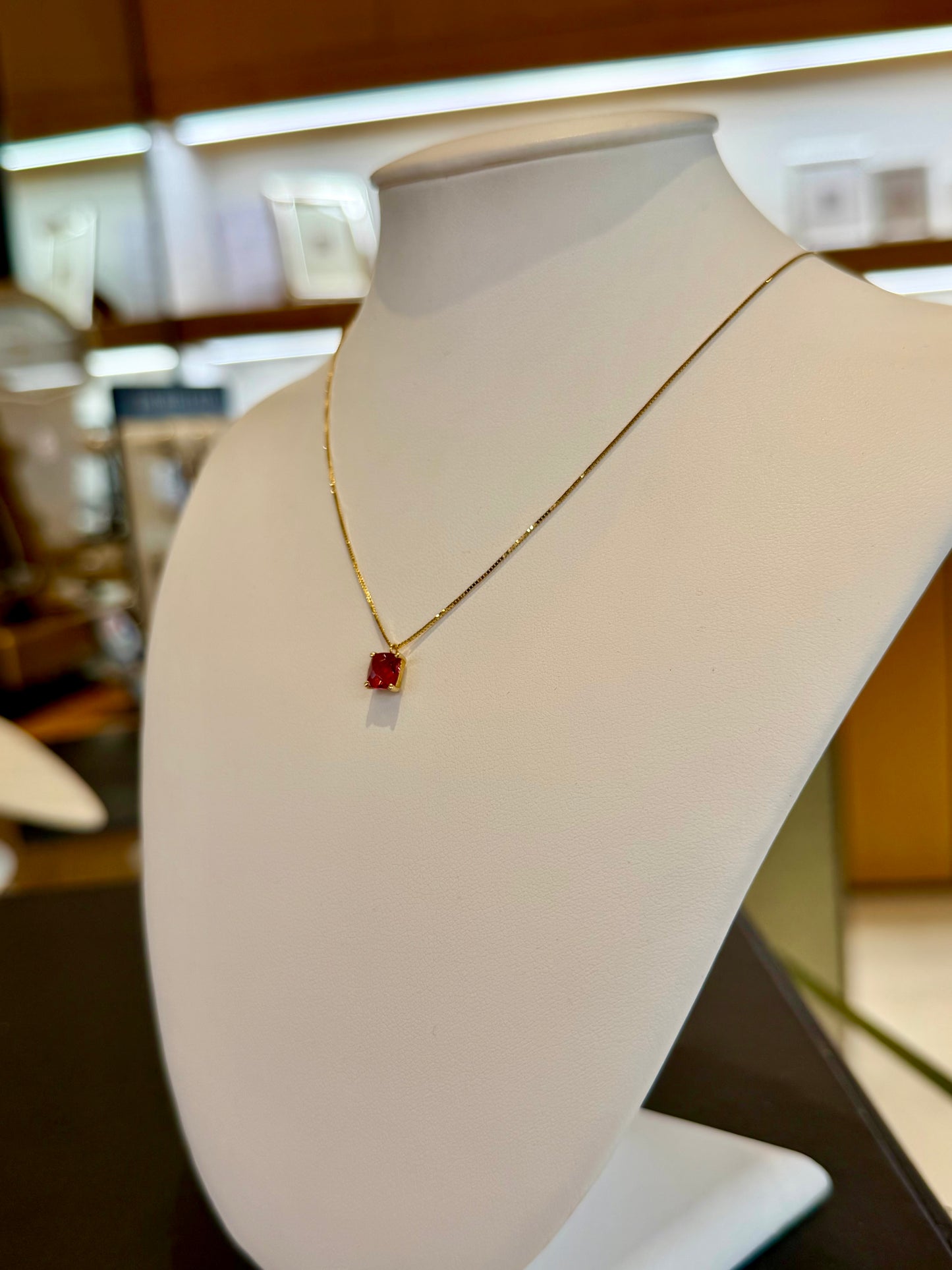 Girocollo Punto Luce in Oro Giallo 18kt con Pietra Rossa Taglio Cuscino