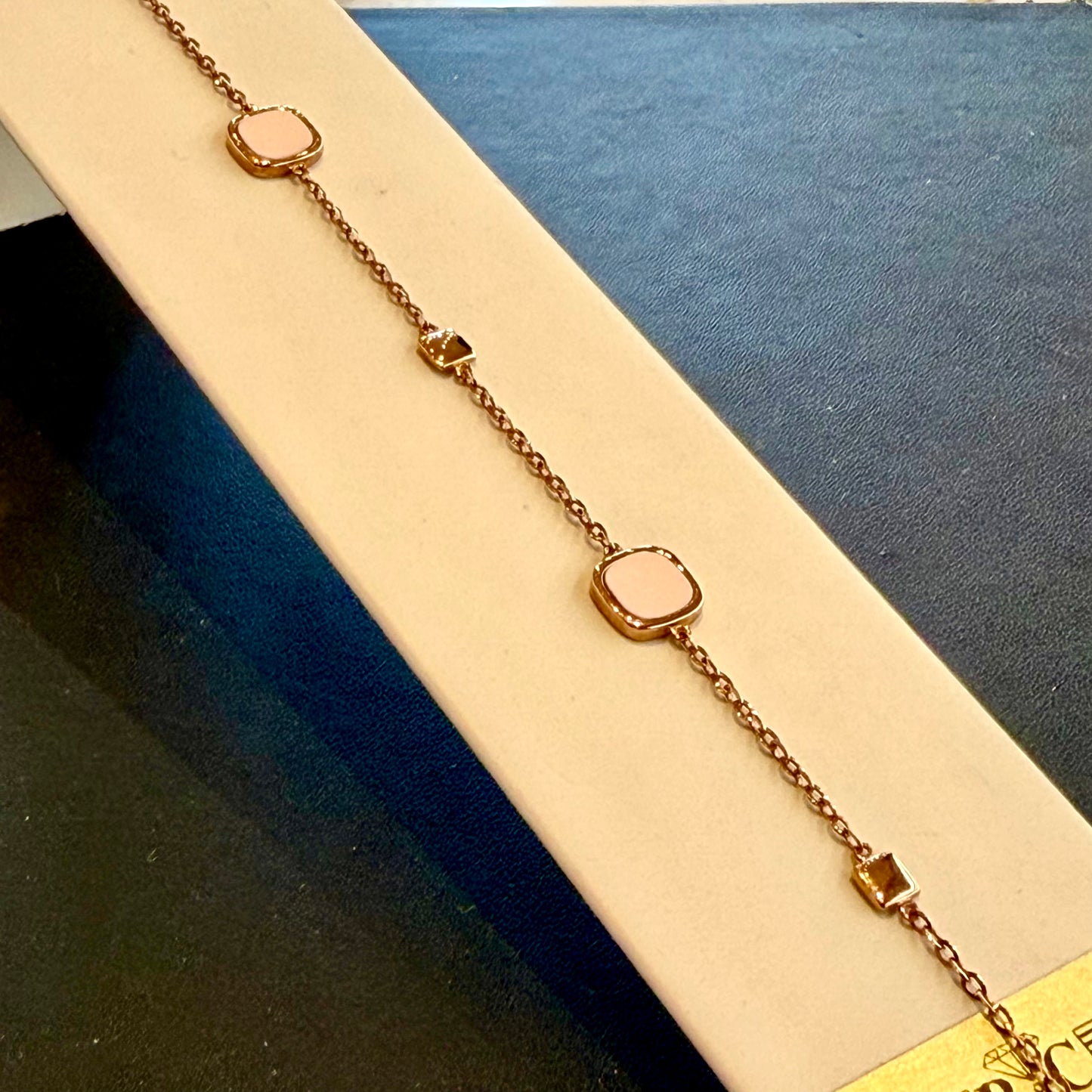 Bracciale Stazione in Oro Rosa 18kt con Elementi Quadrati e Dettagli Rosa