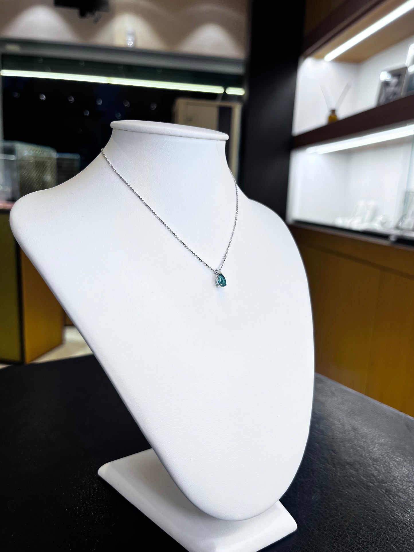Collana in Oro Bianco 18 Carati con Rubino a Goccia