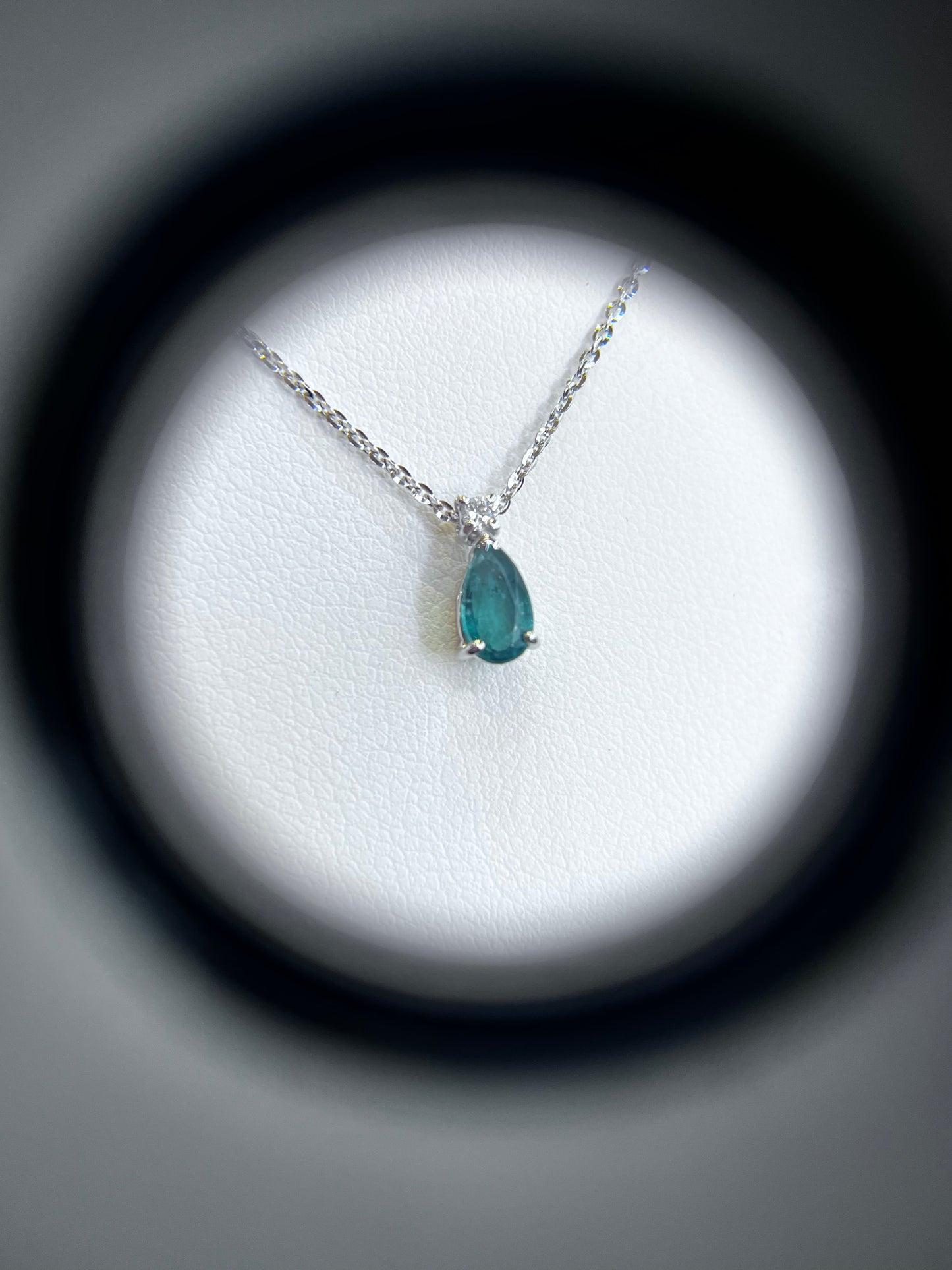 Collana in Oro Bianco 18 Carati con Rubino a Goccia