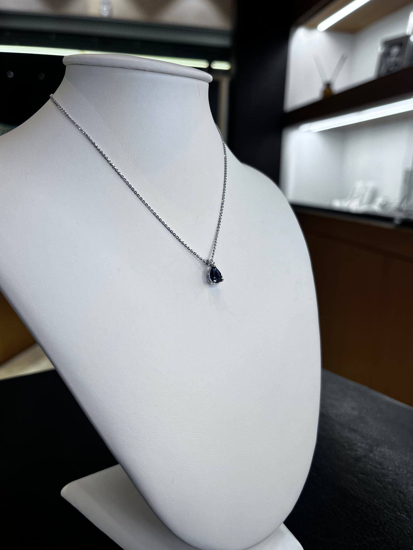 Collana in Oro Bianco 18 Carati con Rubino a Goccia