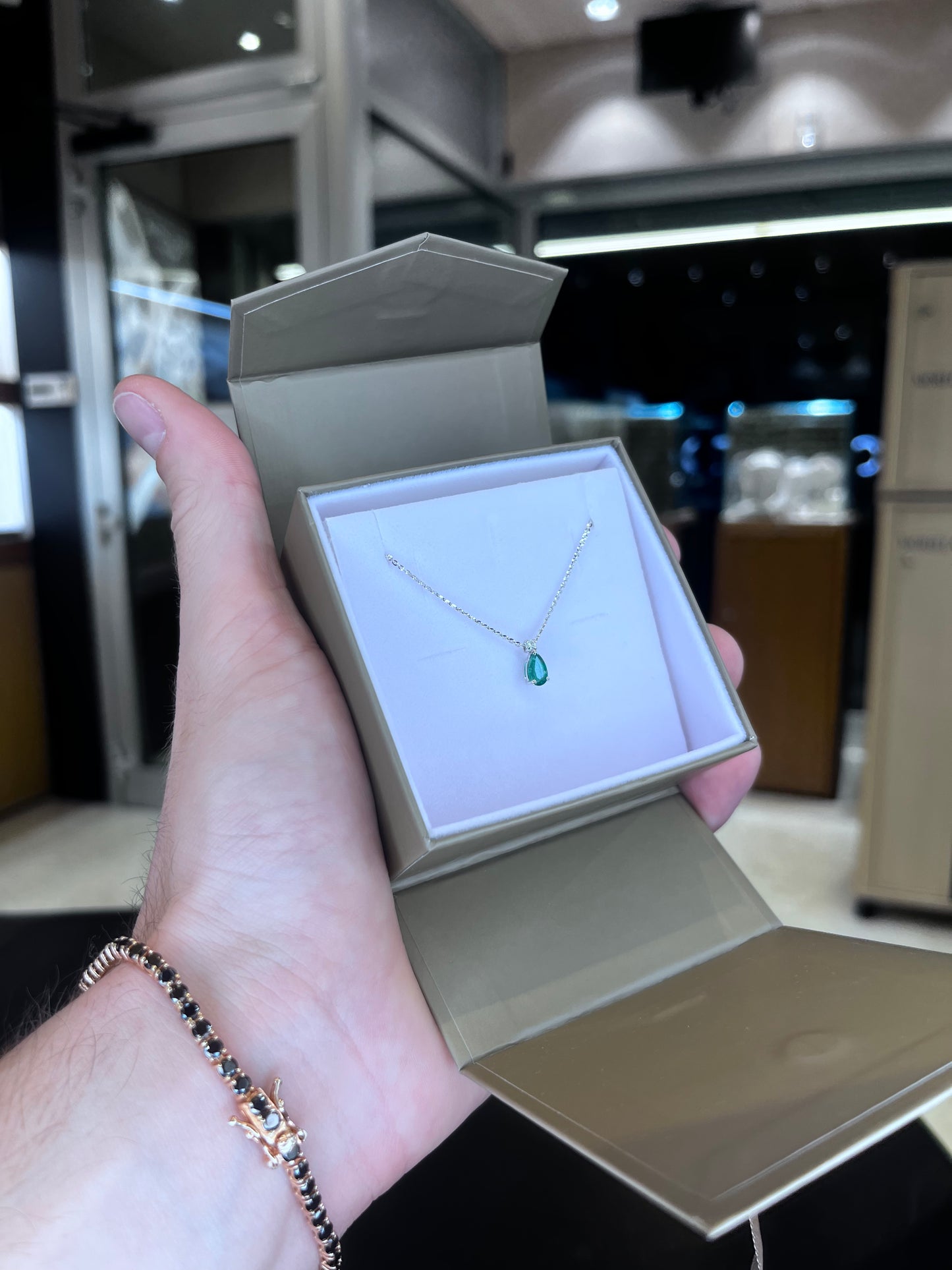 Collana in Oro Bianco 18 Carati con Rubino a Goccia