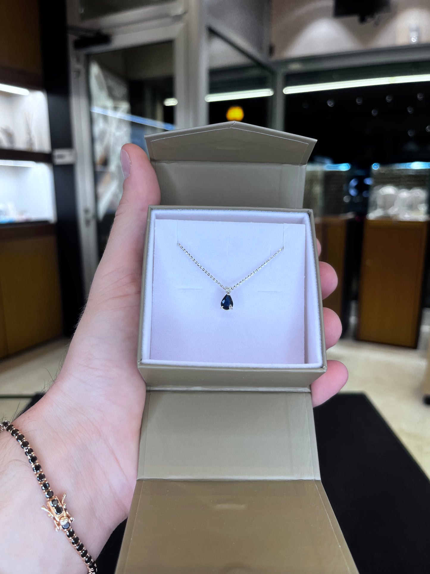 Collana in Oro Bianco 18 Carati con Rubino a Goccia