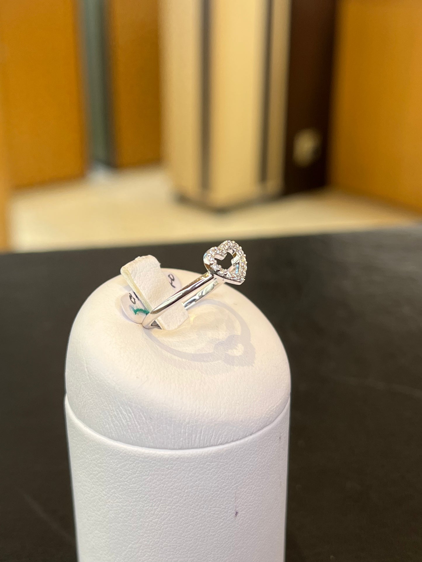 Anello contro Cuore Bianco