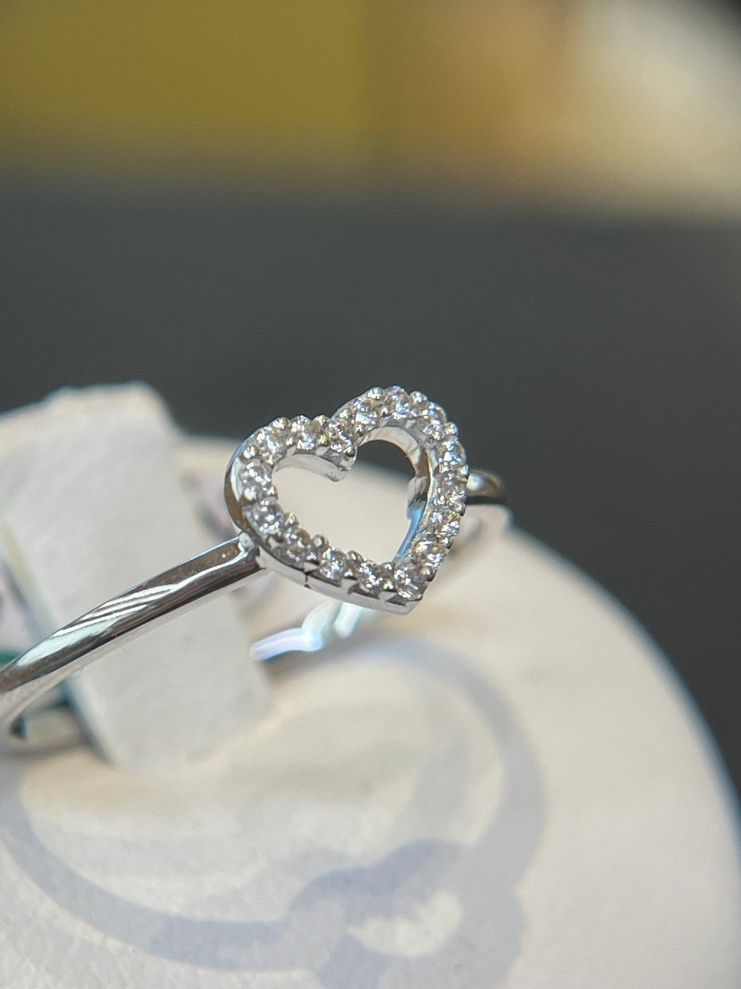 Anello contro Cuore Bianco