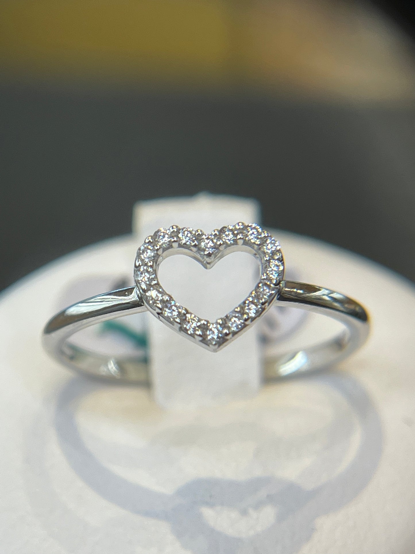 Anello contro Cuore Bianco