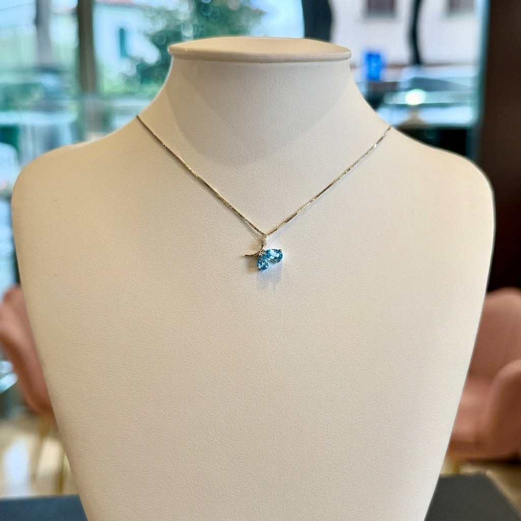 Girocollo in Oro Bianco 18kt con Pendente Farfalla in Topazio Azzurro e Zirconi