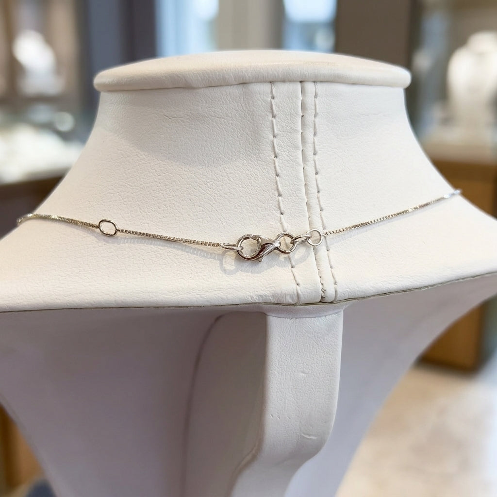 Girocollo in Oro Bianco 18kt con Ciondolo Geometrico a Pavé