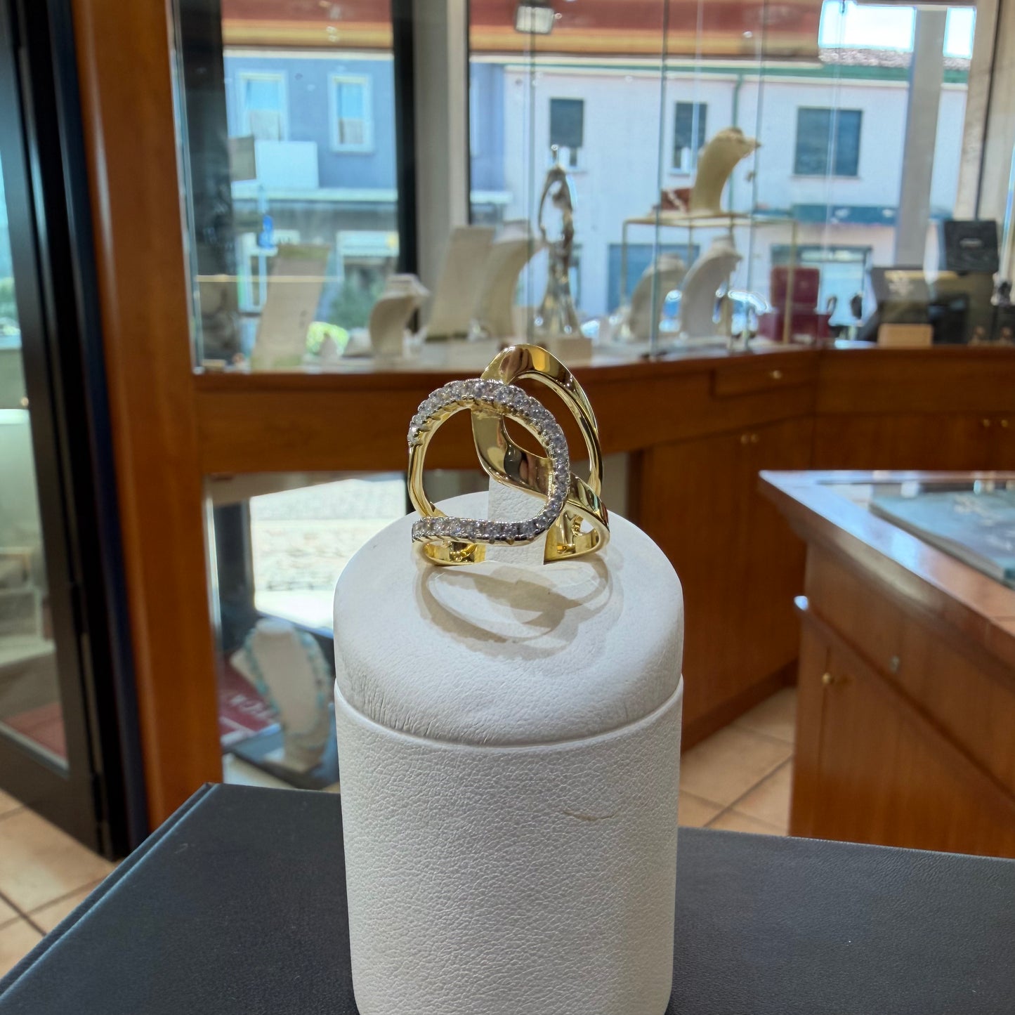 Anello "Nastro d'Eternità"