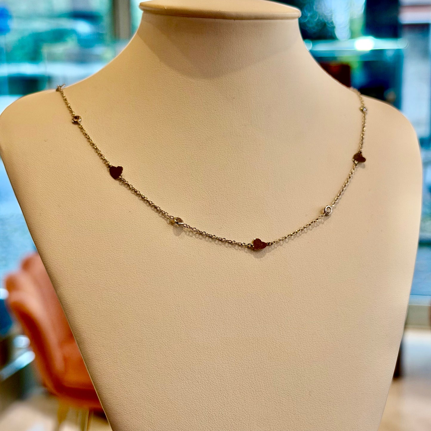 Girocollo in Oro Bianco 18kt con Cuori e Zirconi Intervallati
