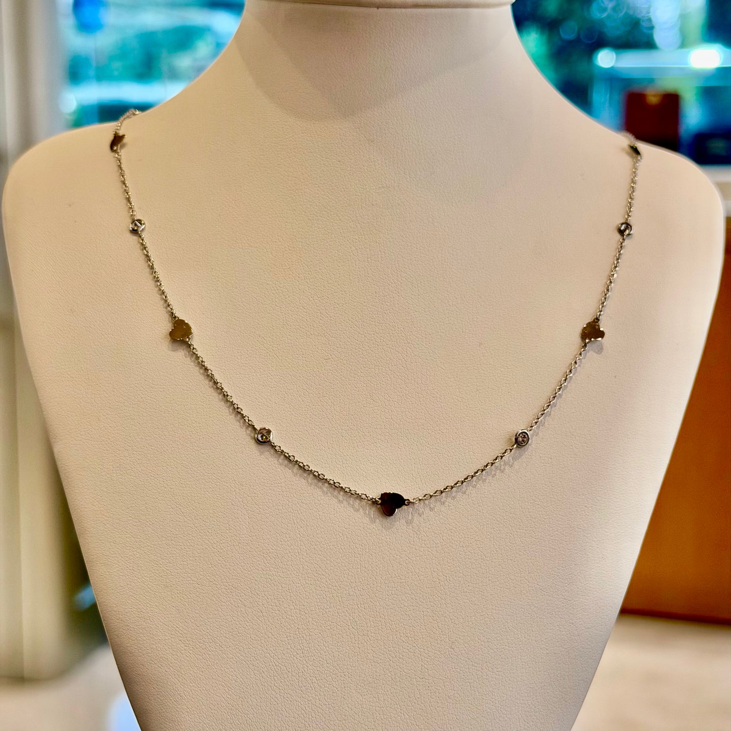Girocollo in Oro Bianco 18kt con Cuori e Zirconi Intervallati