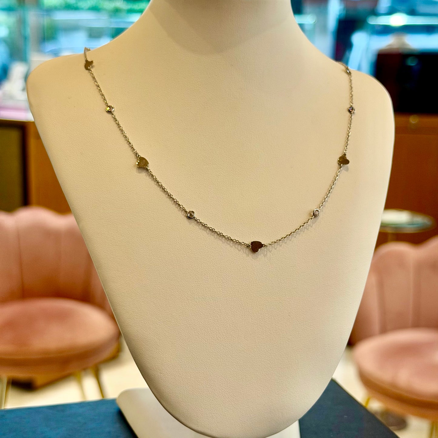 Girocollo in Oro Bianco 18kt con Cuori e Zirconi Intervallati