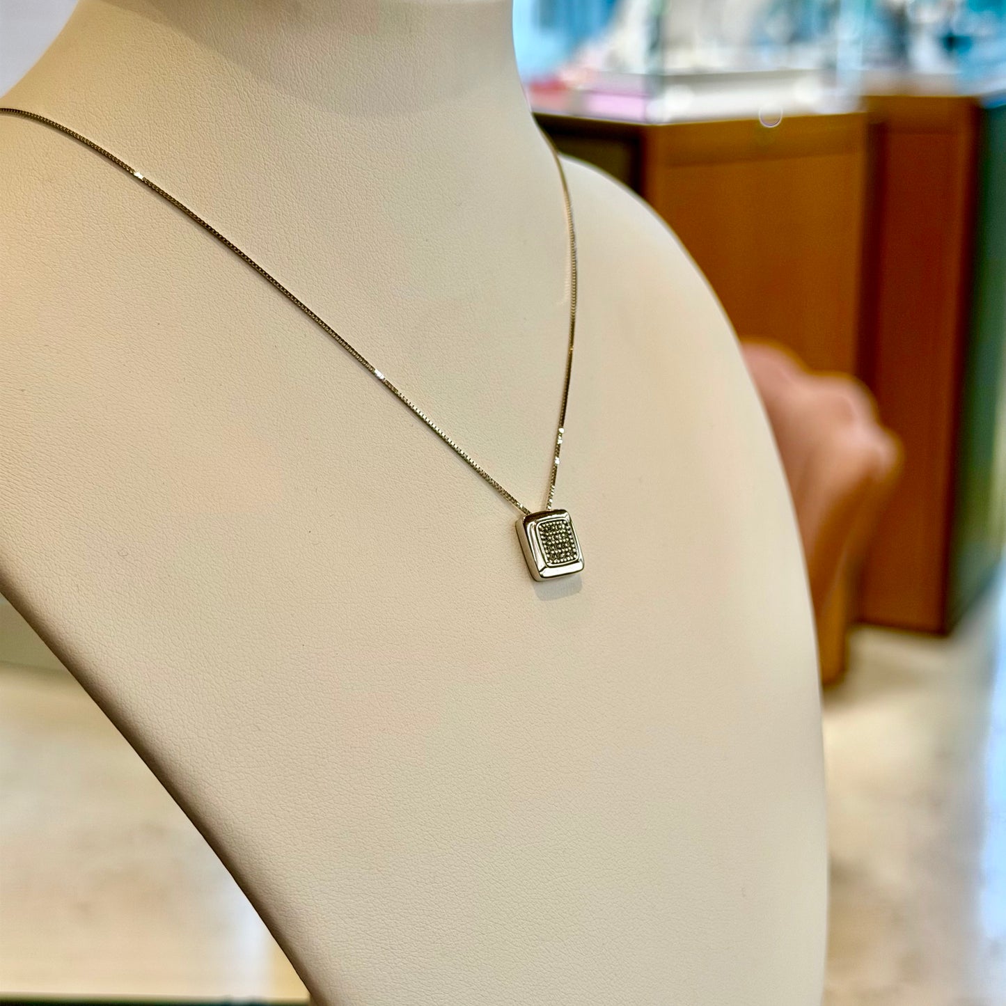 Girocollo in Oro Bianco 18kt con Ciondolo Geometrico a Pavé