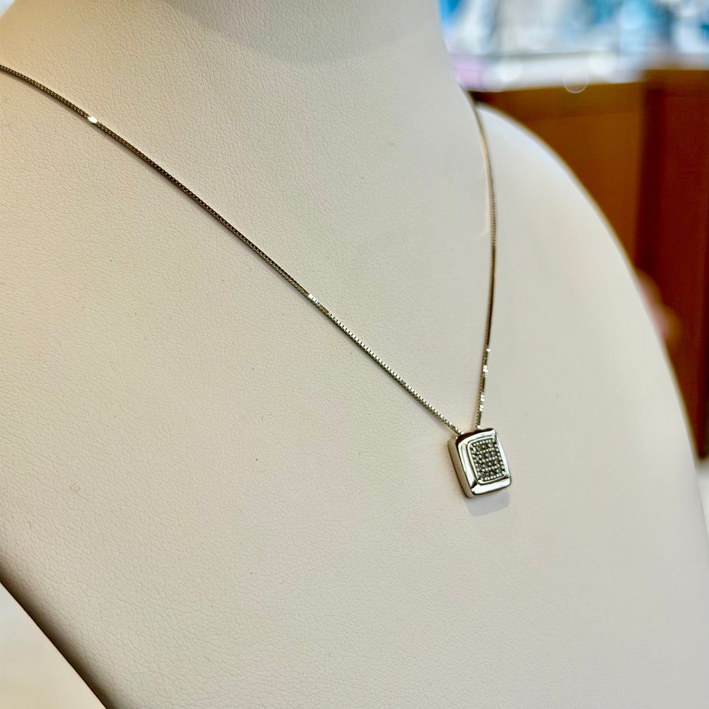 Girocollo in Oro Bianco 18kt con Ciondolo Geometrico a Pavé