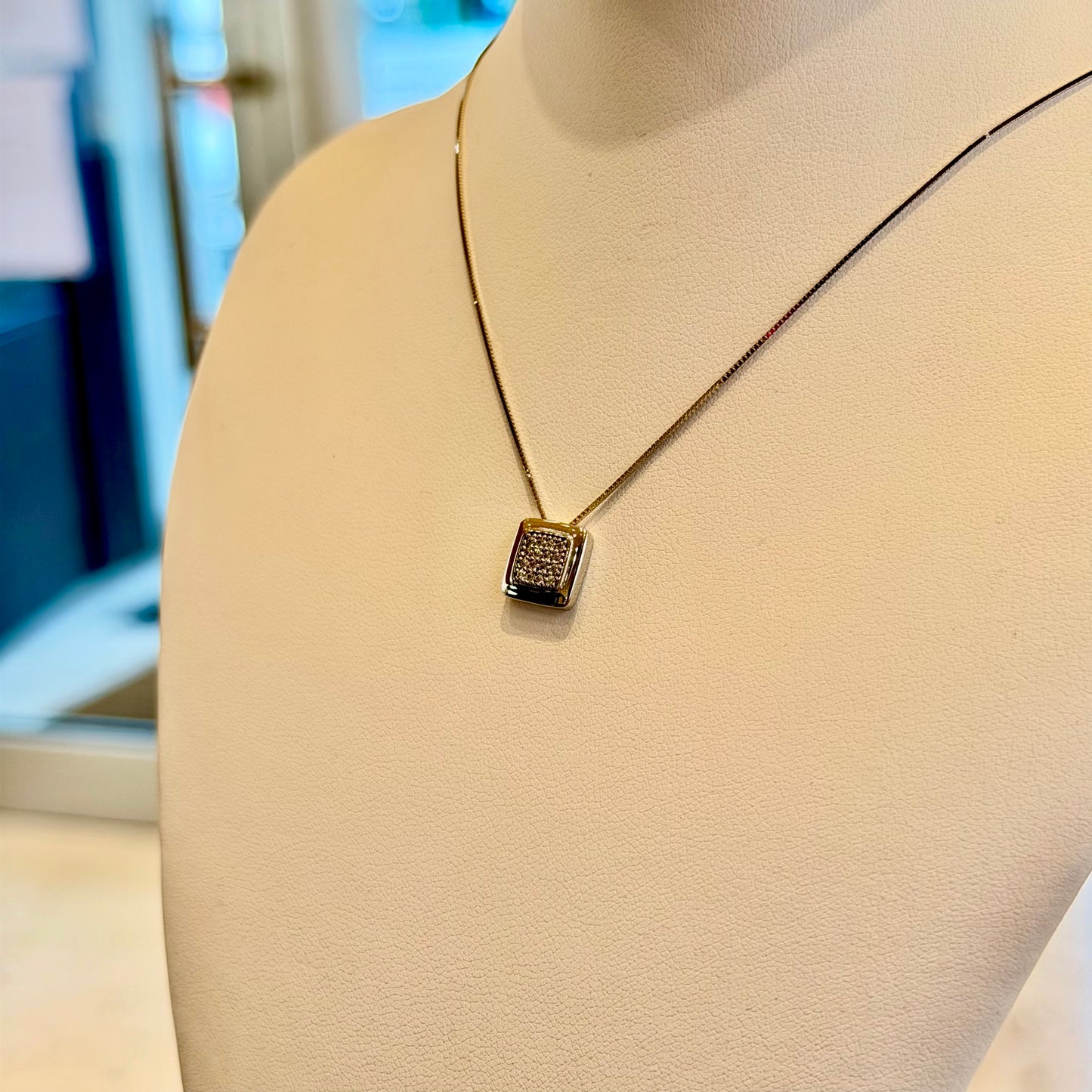 Girocollo in Oro Bianco 18kt con Ciondolo Geometrico a Pavé