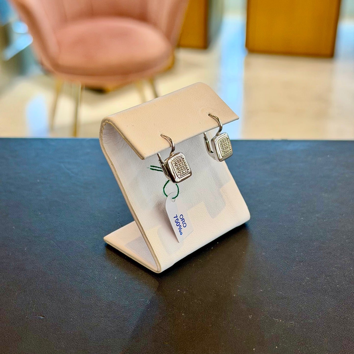 Orecchini a Monachella in Oro Bianco 18kt con Pavé Geometrico