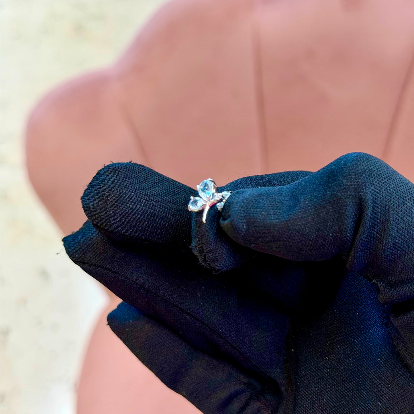Orecchini a Lobo in Oro Bianco 18kt con Farfalle in Topazio Azzurro e Zircone