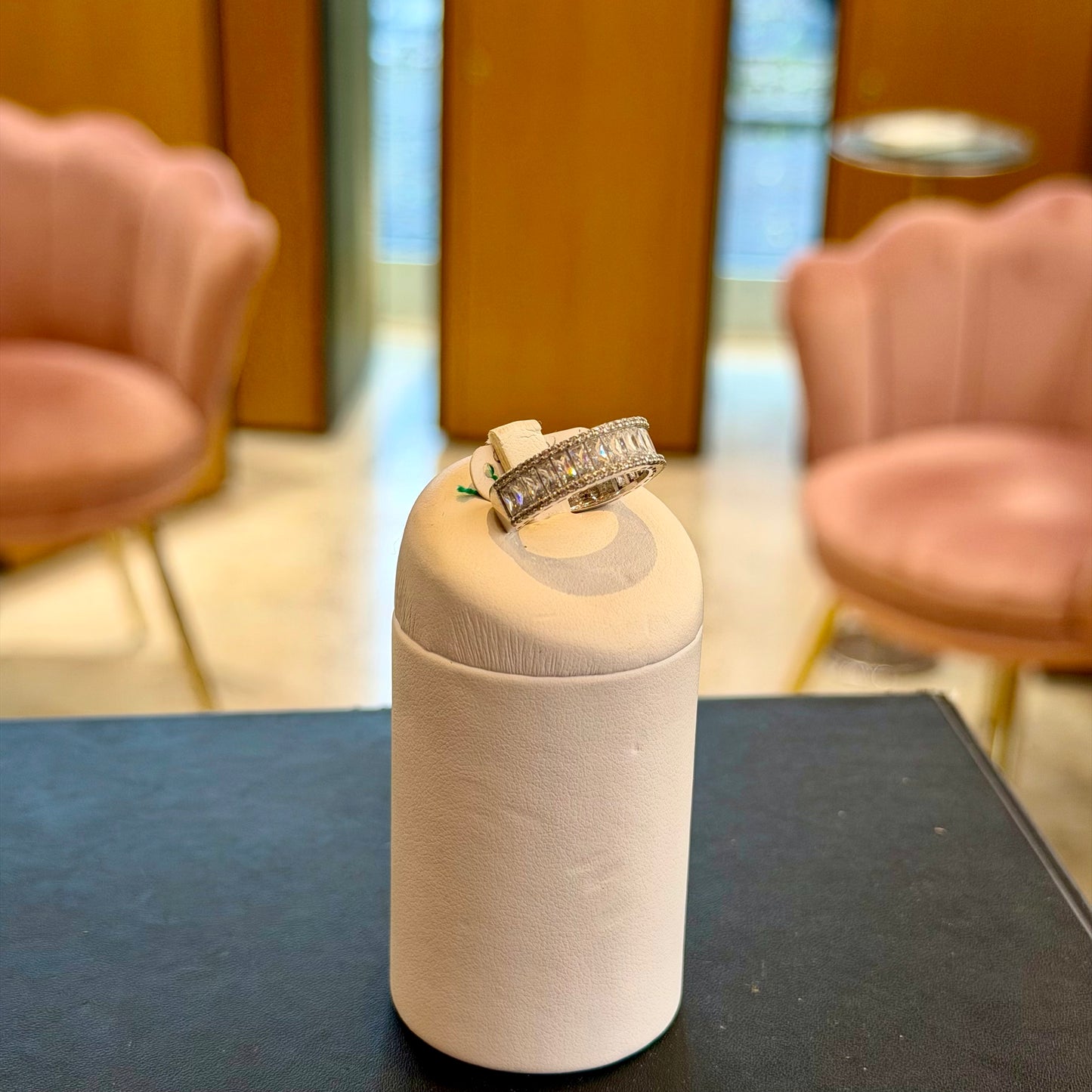Anello Fascia in Oro Bianco 18kt con Zirconi Taglio Baguette e Pavé