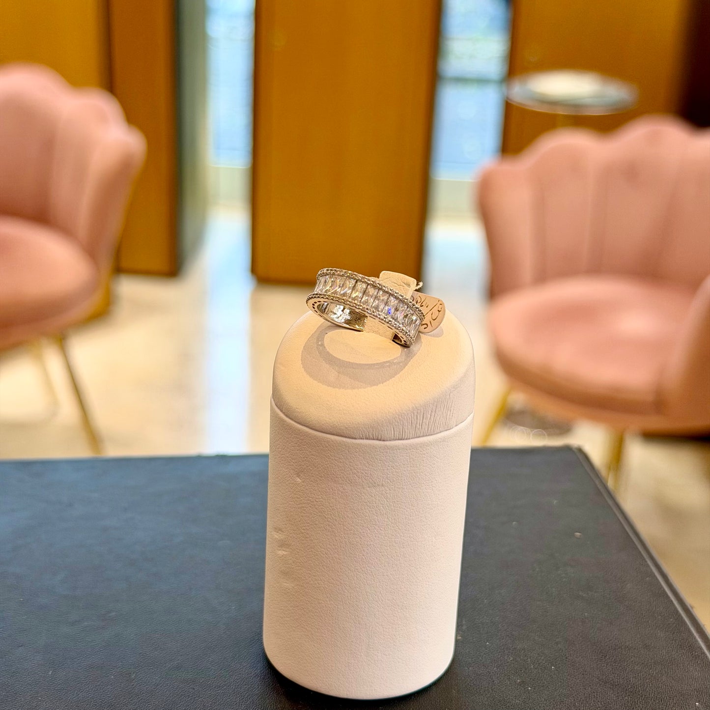 Anello Fascia in Oro Bianco 18kt con Zirconi Taglio Baguette e Pavé