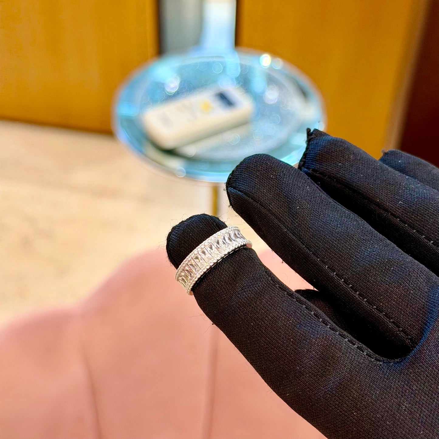 Anello Fascia in Oro Bianco 18kt con Zirconi Taglio Baguette e Pavé