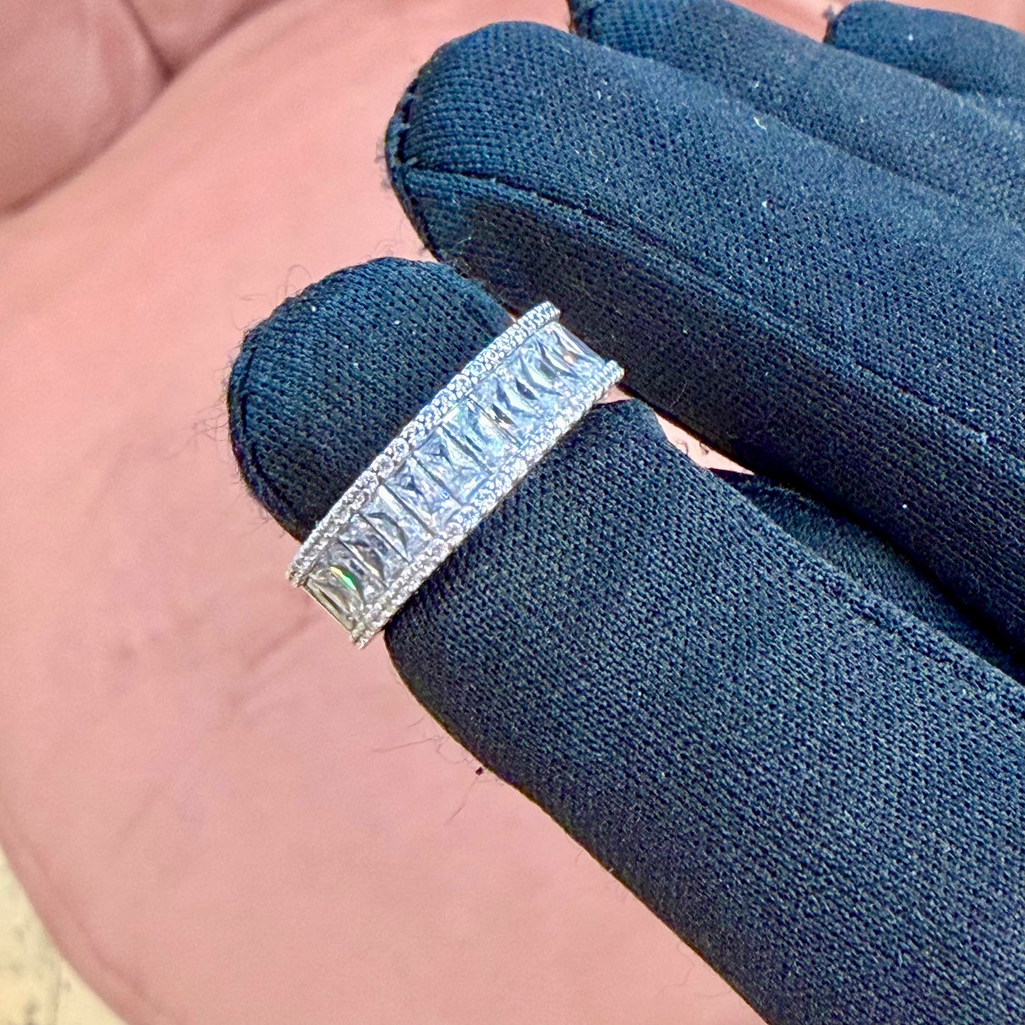 Anello Fascia in Oro Bianco 18kt con Zirconi Taglio Baguette e Pavé