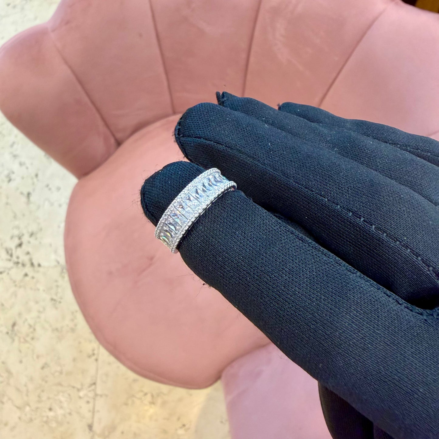Anello Fascia in Oro Bianco 18kt con Zirconi Taglio Baguette e Pavé