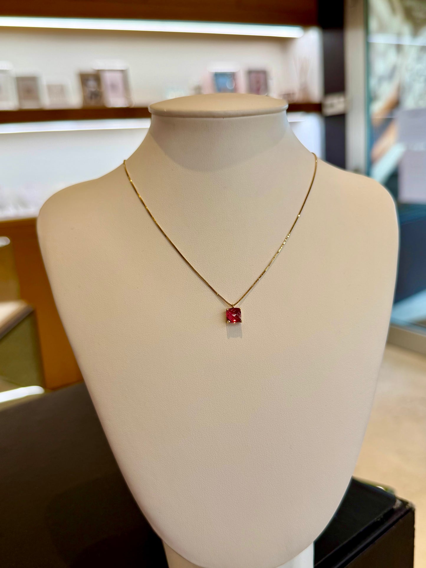 Girocollo Punto Luce in Oro Giallo 18kt con Pietra Rossa Taglio Cuscino