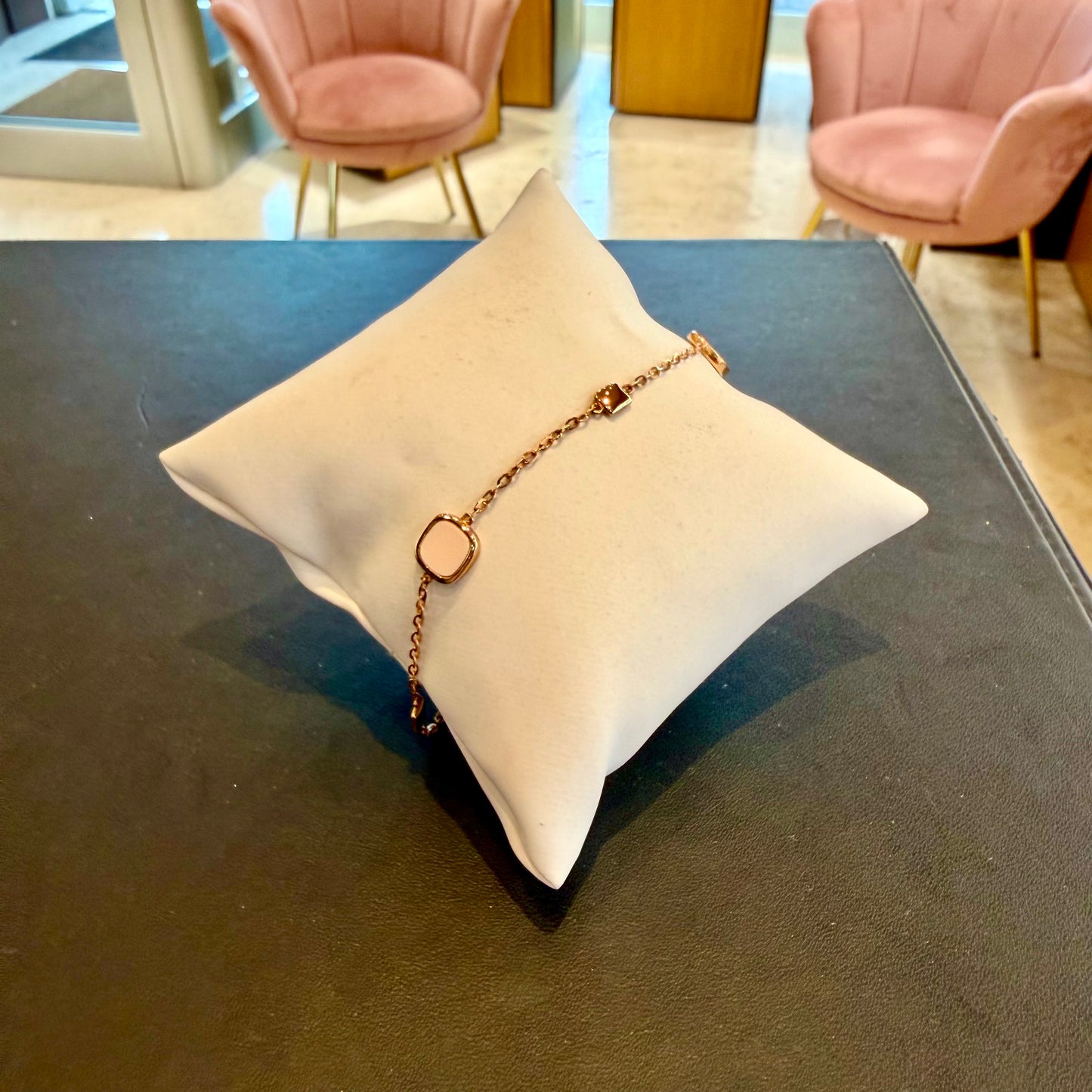 Bracciale Stazione in Oro Rosa 18kt con Elementi Quadrati e Dettagli Rosa