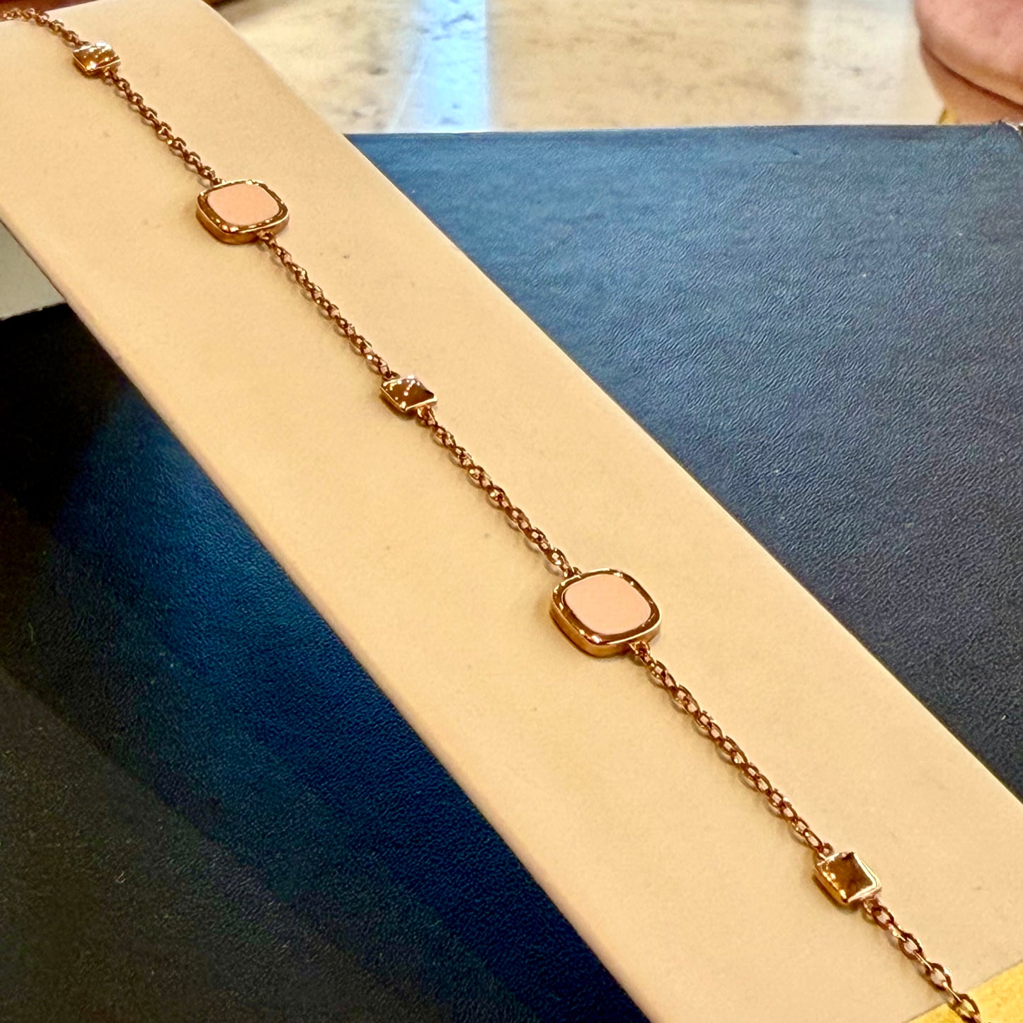 Bracciale Stazione in Oro Rosa 18kt con Elementi Quadrati e Dettagli Rosa
