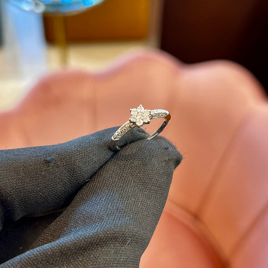 Anello a Fiore in Oro Bianco 18kt con Pavé di Diamanti