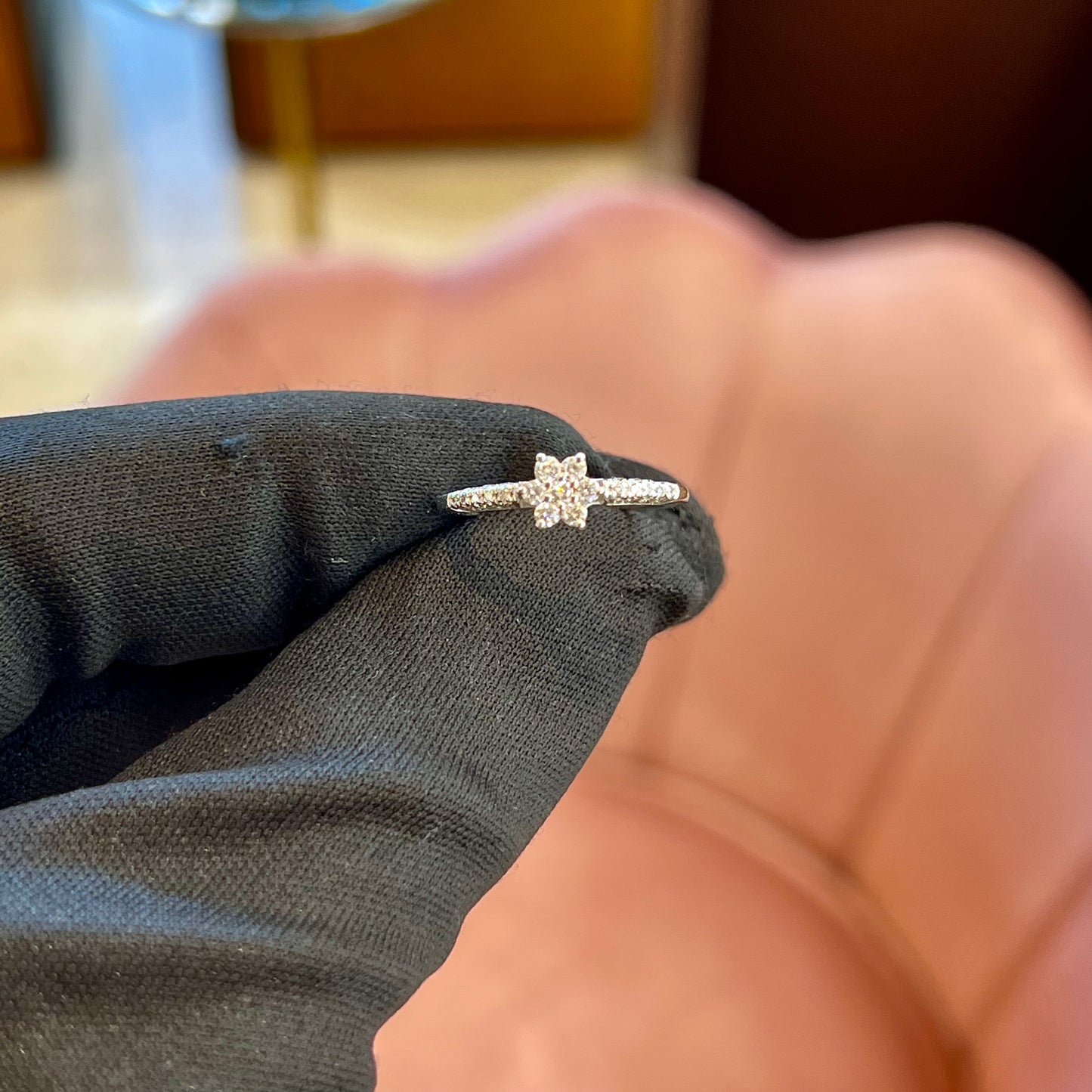 Anello a Fiore in Oro Bianco 18kt con Pavé di Diamanti