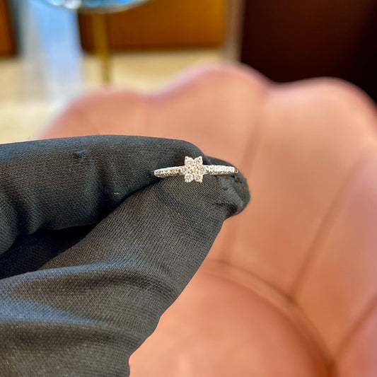 Anello a Fiore in Oro Bianco 18kt con Pavé di Diamanti