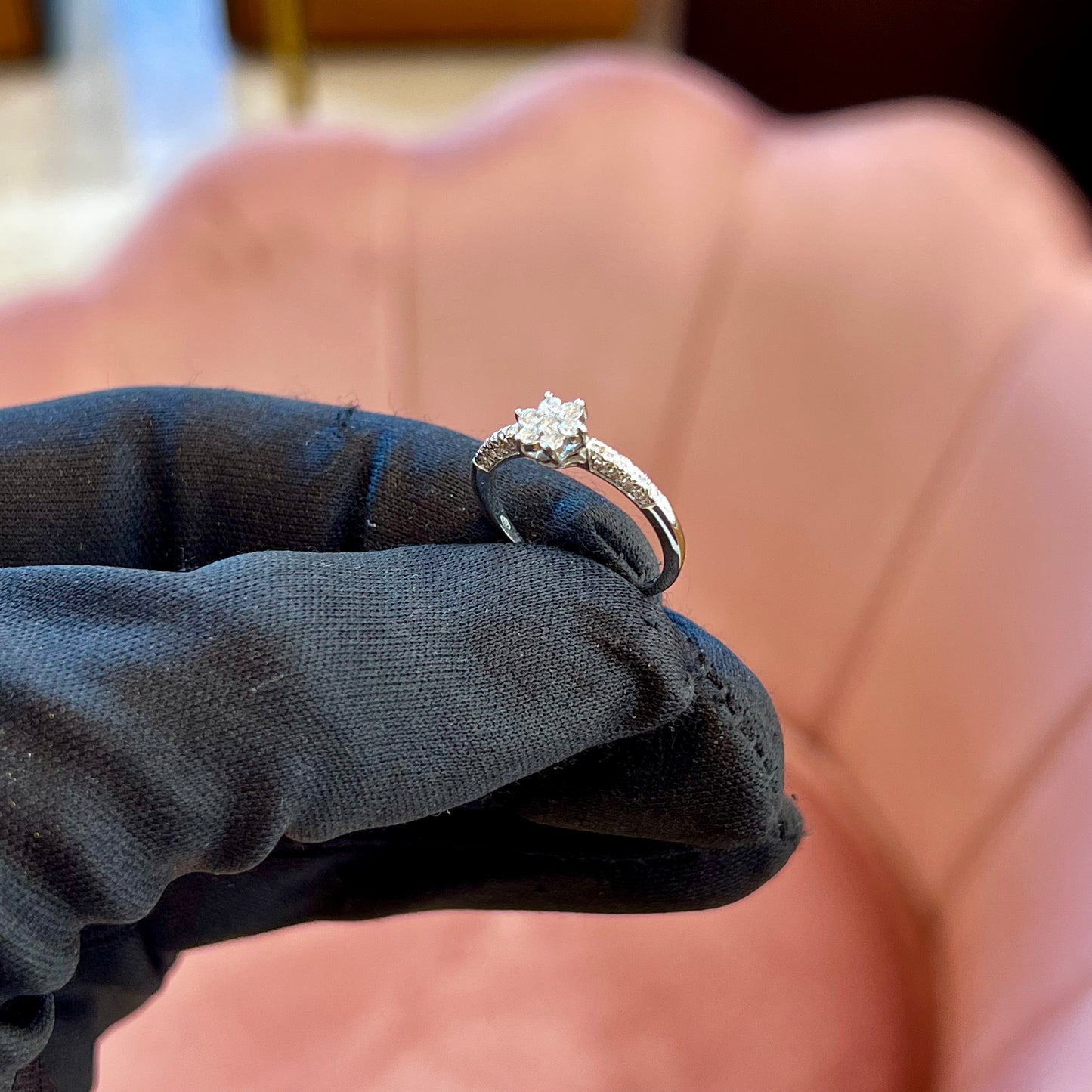 Anello a Fiore in Oro Bianco 18kt con Pavé di Diamanti