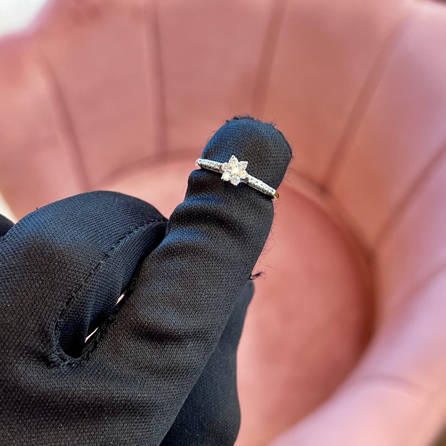 Anello a Fiore in Oro Bianco 18kt con Pavé di Diamanti