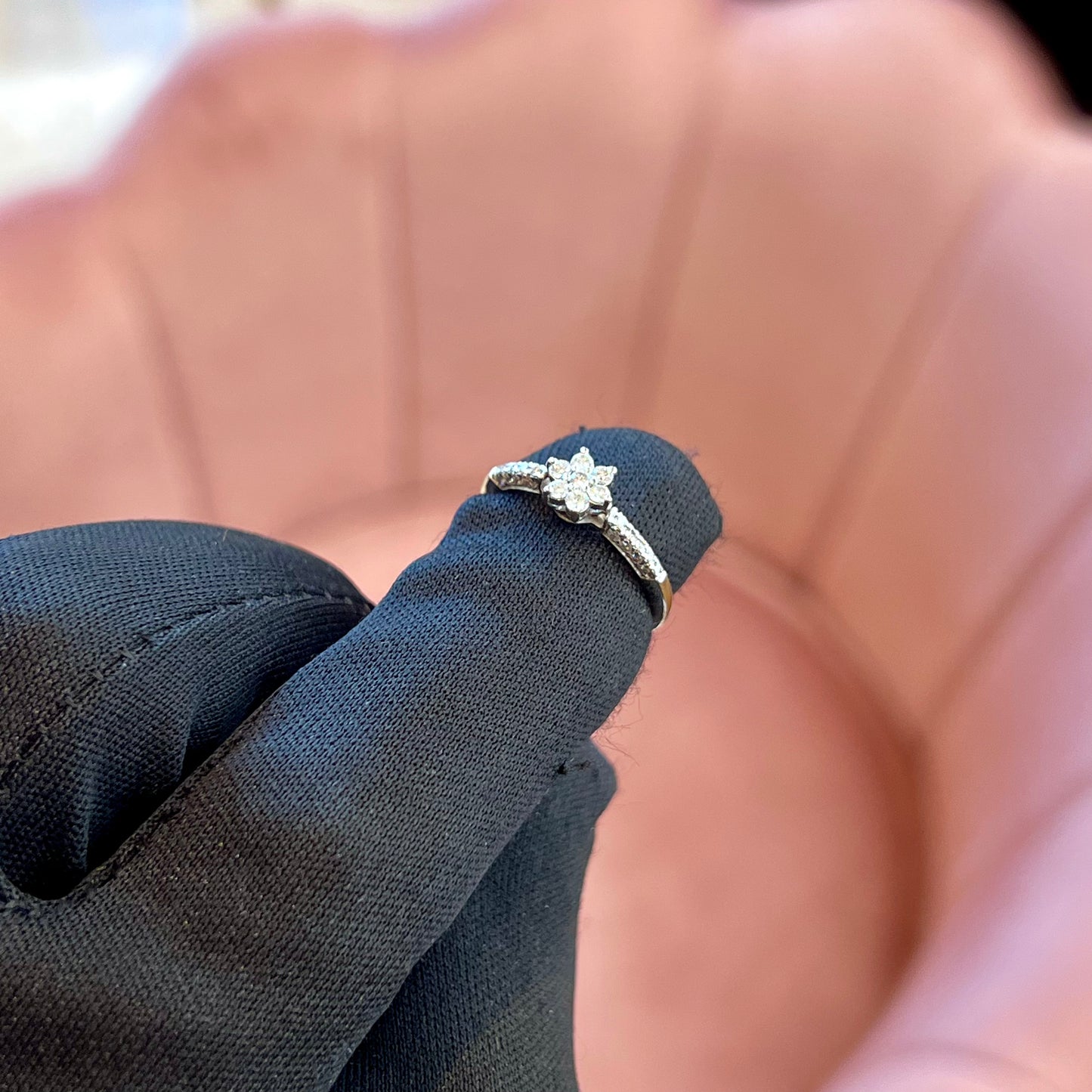 Anello a Fiore in Oro Bianco 18kt con Pavé di Diamanti