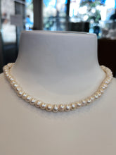 Carica l&#39;immagine nel visualizzatore di Gallery, girocolli di perle
