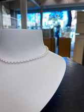 Carica l&#39;immagine nel visualizzatore di Gallery, girocolli di perle
